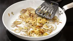 ちょっとしたコツで、炒めた玉ねぎがカリカリに：フライパンにこれを入れるだけでいいんです